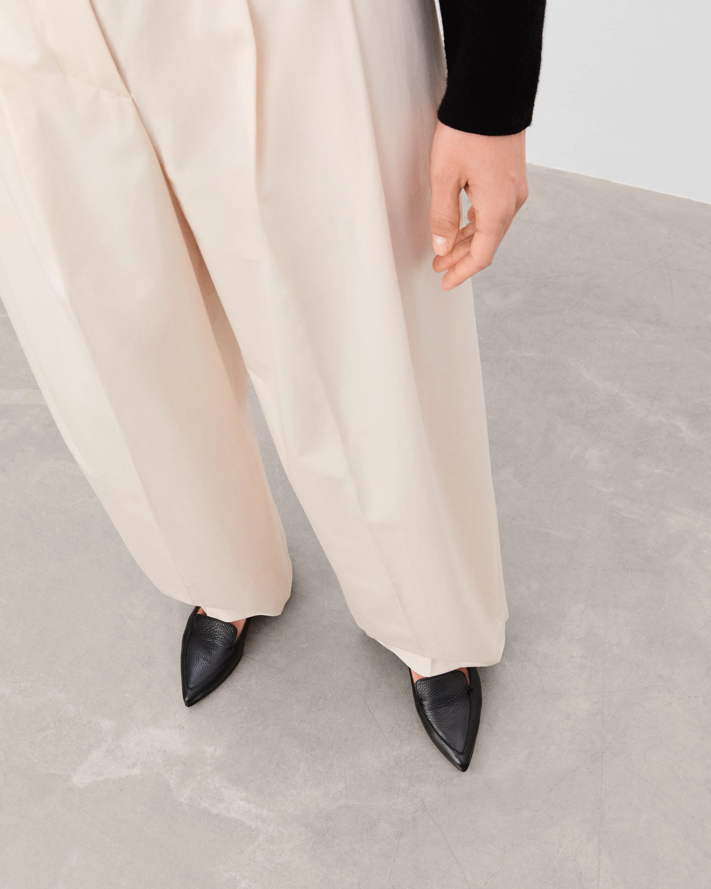 Alex Grained Leather Black - Image 3